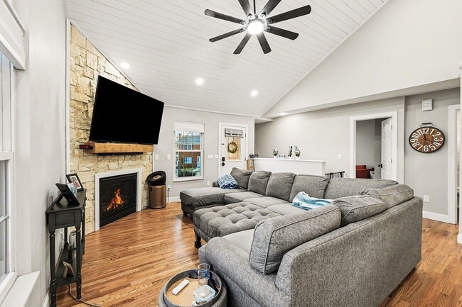 Foto del edificio - 111 Basswood Cir