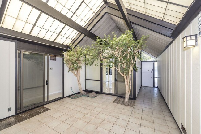 Foto del edificio - Lovingly Maintained Eichler in Super Desir...