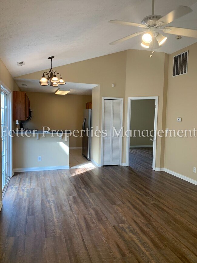 Building Photo - Dazzling Newburgh Home!