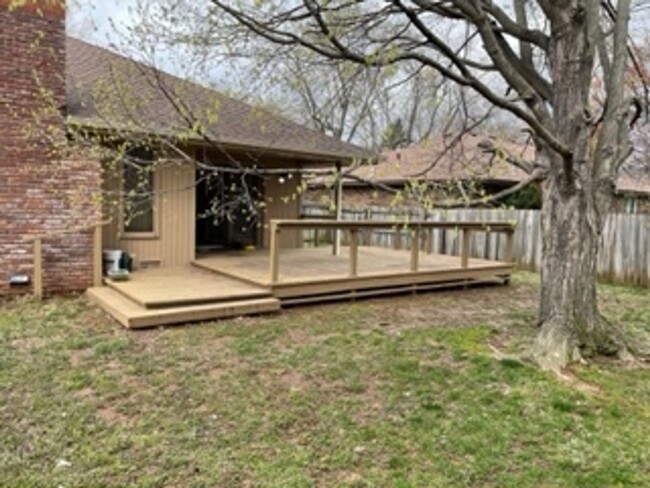 Building Photo - Great Location & Fabulous Back Yard!