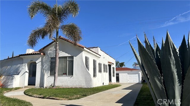 Foto principal - 2561 Santa Ana St