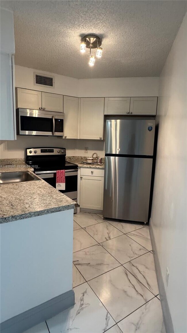 Foto del edificio - 212 Lake Pointe Dr