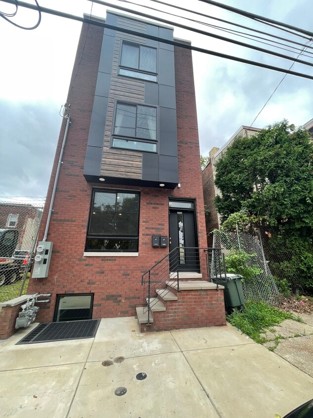 Primary Photo - 1636 W Thompson St