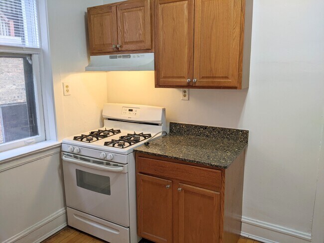 Building Photo - 731 Hinman Ave