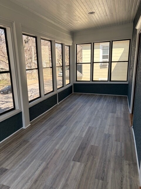 Este fabuloso porche para tres estaciones abarca todo el ancho de la casa. - 623 Pierce St NE