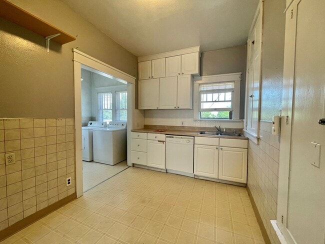 Building Photo - 3-4 Bed standalone AVAILABLE NOW!