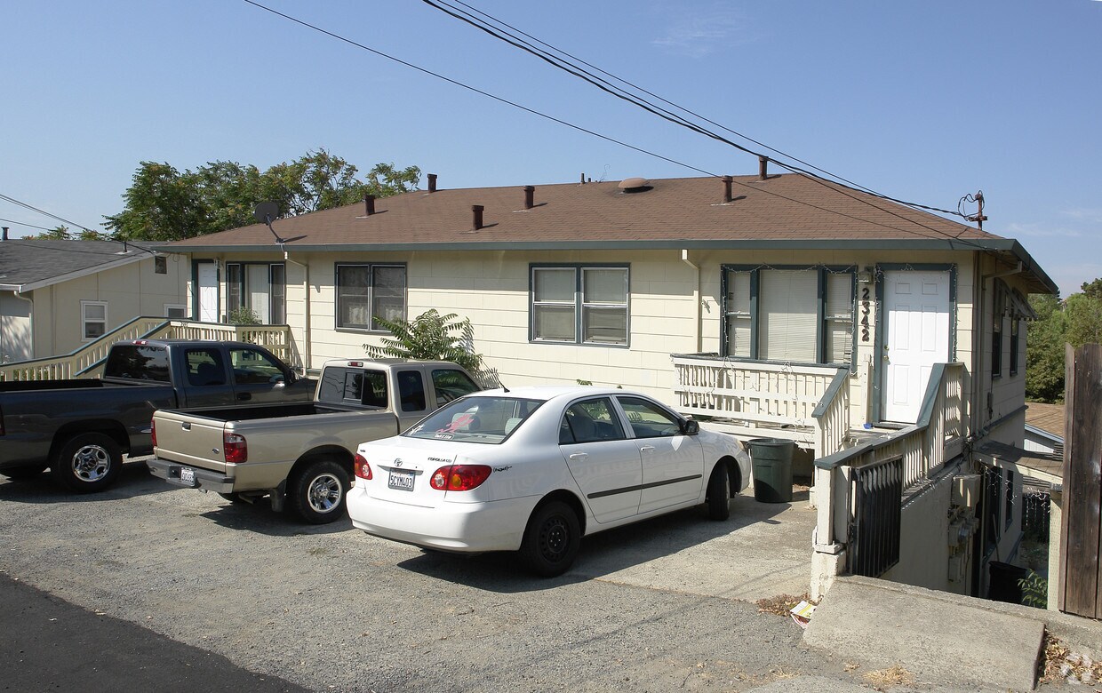 Foto del edificio - 2340-2346 Leslie Ave