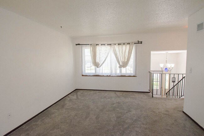 Foto del edificio - Spacious 2BR Twin Home with In-Unit Laundry