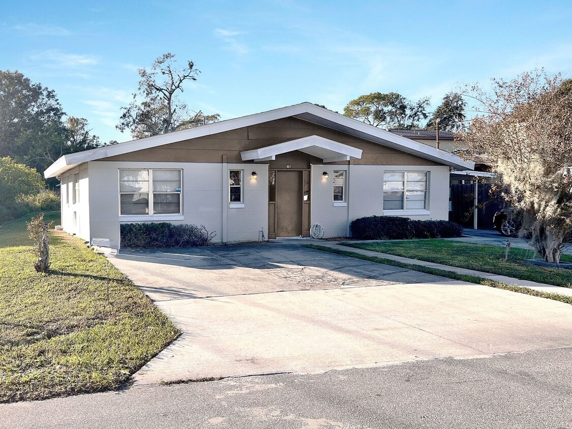 Foto principal - 907 Lake Jessie Dr