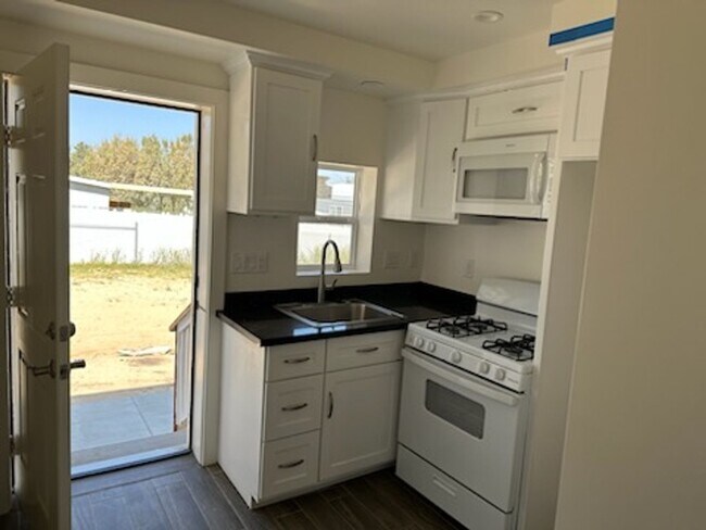 Foto del edificio - 12757 East Ave W