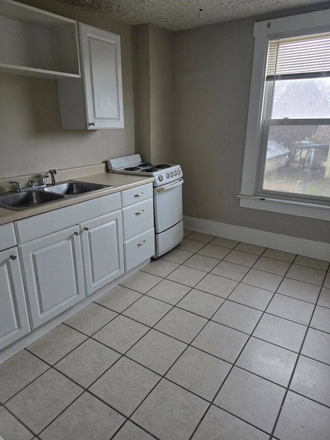 Building Photo - 403 Maple Ave