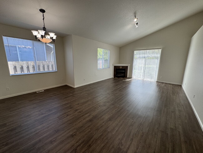 Building Photo - Single-level, 3-Bedroom in Fairview / Larg...