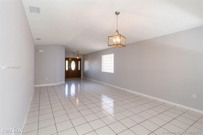 Building Photo - 3 br, 2 bath House - 10410 SW 22nd St # 10410