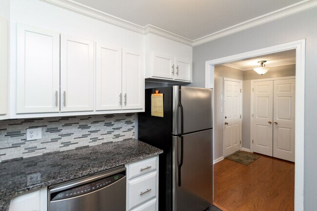 Building Photo - Pool View Condo Available!