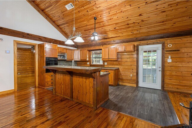 Foto del edificio - 18737 Saddleback Ln
