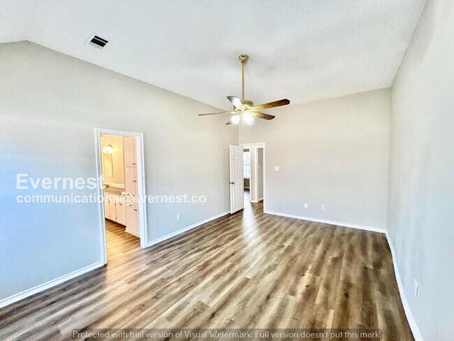 Building Photo - 3 Bed, 2 Bath Home with Fenced Yard & Garage / Pet-Friendly / Available Now!