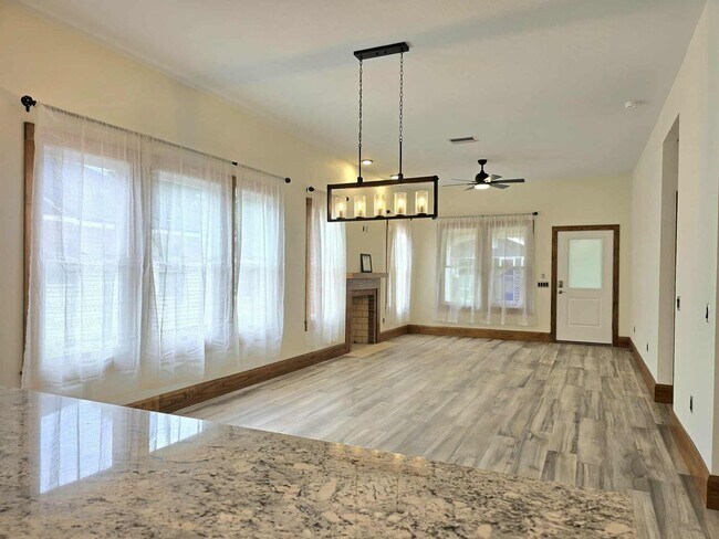 Foto del edificio - Lakeland's Historic District: 3 Bed/2 Bath