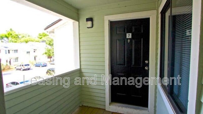 Building Photo - 275 Alexandra Dr