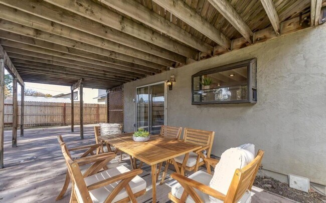 Building Photo - Sparks - Huge Yard - Great 3 Bed 2 Bath Home!