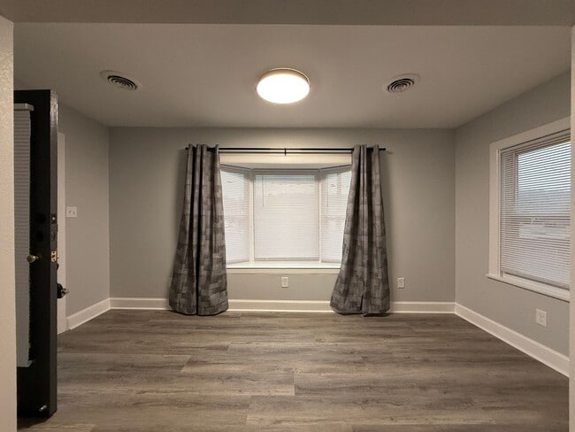 Foto del edificio - 313 E Bernard Ave