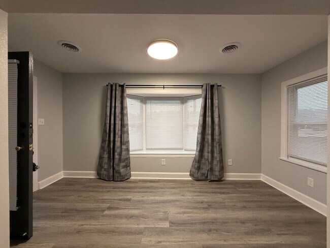 Building Photo - 313 E Bernard Ave