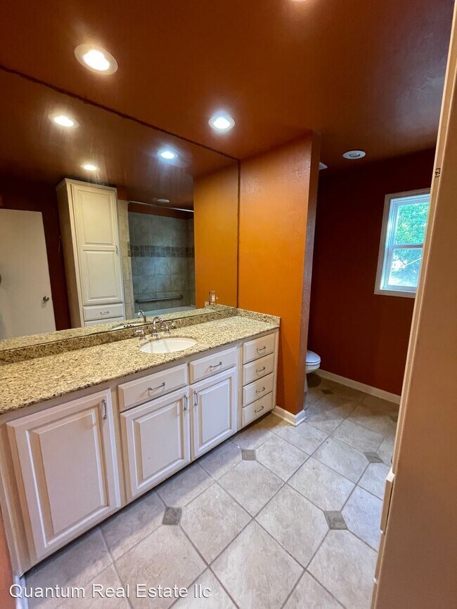 Building Photo - 5 br, 2 bath House - 2405 Alma Blvd