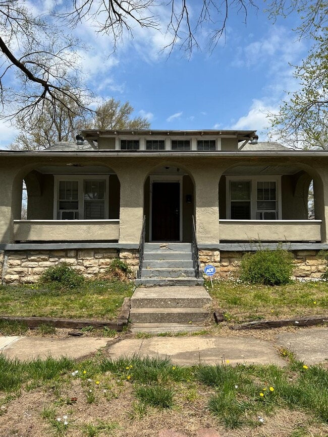 Building Photo - 1316 E 61st St
