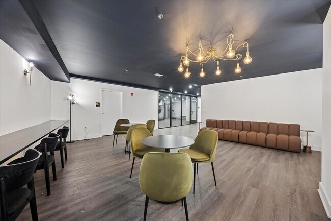 Foto del edificio - 6910 Ridge Ave