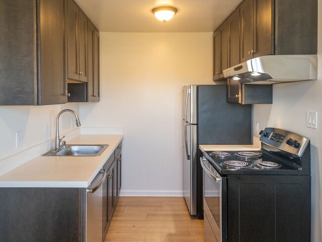 Building Photo - 2BD 1BA Recently Renovated Unit! Parking! PROGRESSIVE
