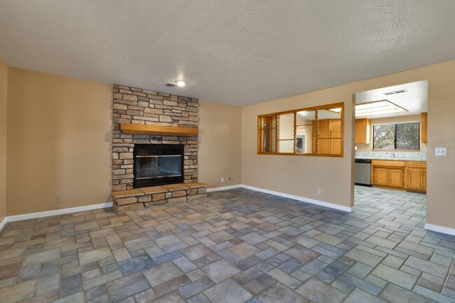 Building Photo - Cute Apple Valley Home Located in a Quiet ...
