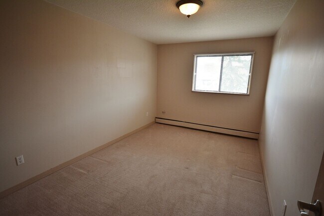 Photo du bâtiment - 2 Bed 1 Bath Unit in Calgary, AB