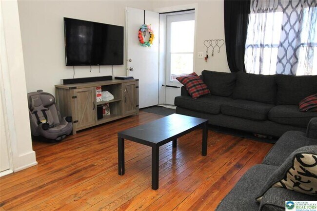 Foto del edificio - 822 E 8th St