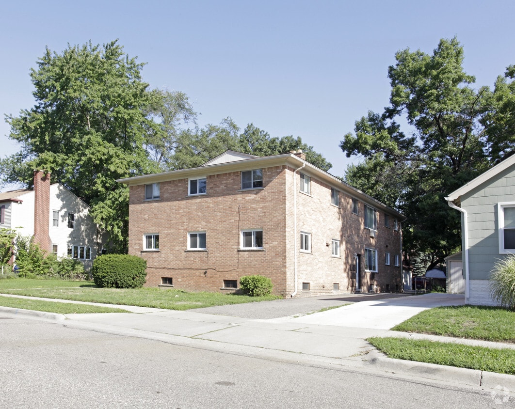 Building Photo - 161-175 E Oakridge St