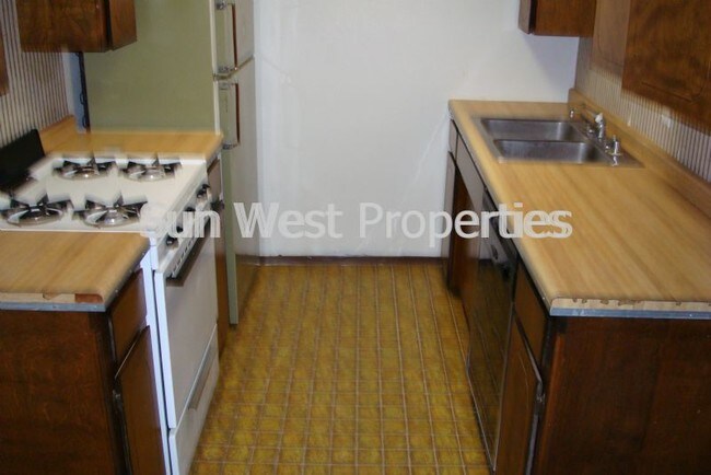 Building Photo - Ground level unit! Six month lease option!
