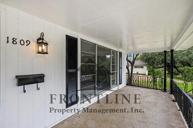 Foto del edificio - Coming soon! Renovated 3/1.5/2 in highly d...