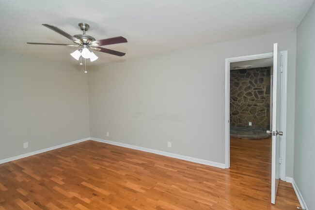 Building Photo - 212 Brady Dr