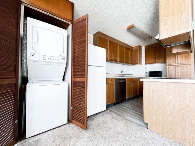 Building Photo - Centrally Located Honolulu Condo with Assi...
