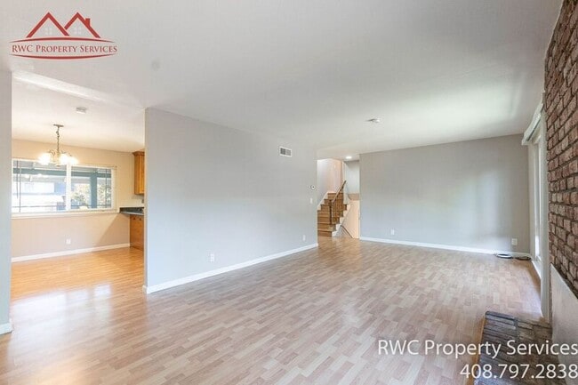 Building Photo - 1050 Oaktree Dr