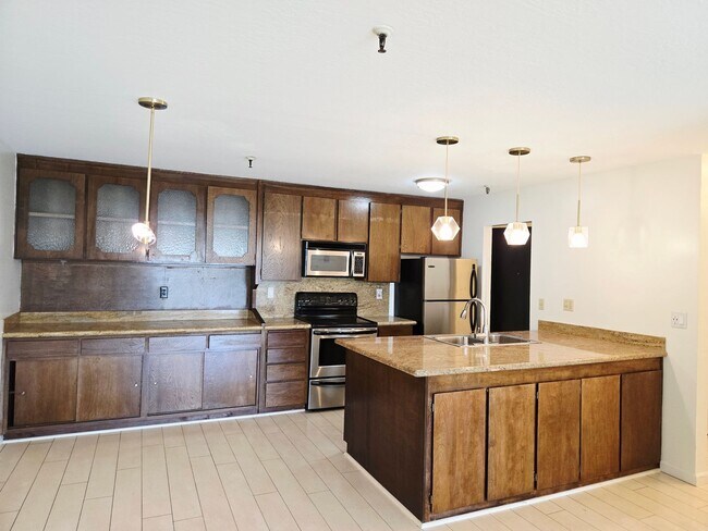 Building Photo - Top Floor Condo Unit
