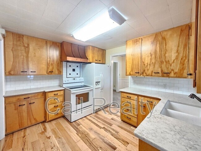 Foto del edificio - 1017 E Sharp Ave