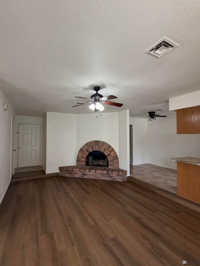 Foto del edificio - 1543 W 12th Ln