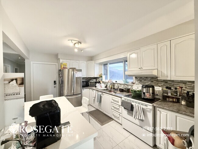 Photo du bâtiment - Charming 3-Bedroom Home with Front Porch &...