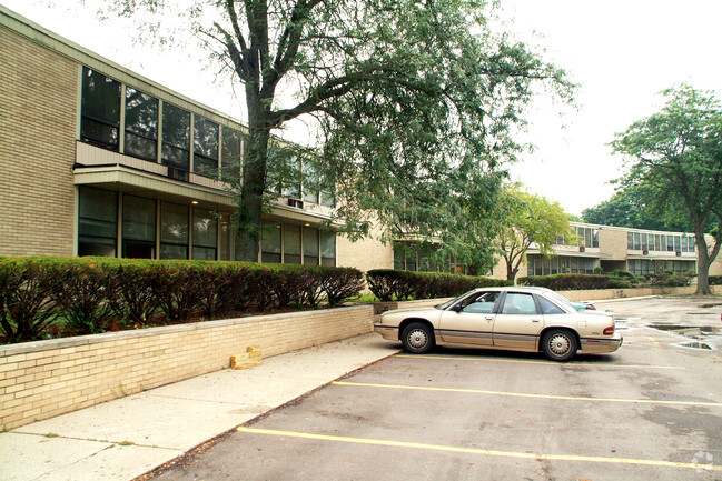 Building Photo - Crescent House Apartments