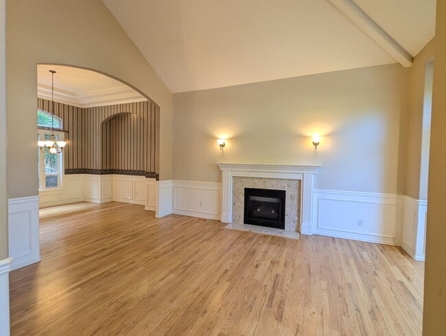 Building Photo - Beautiful 4 bedroom plus Den/Office Home i...