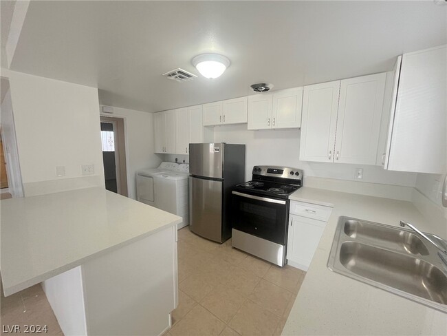 Building Photo - 3020 Avalon Ave