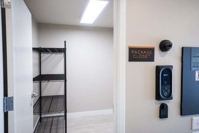 Sala de paquetes vigilada por video - Heartland Flats Alliance