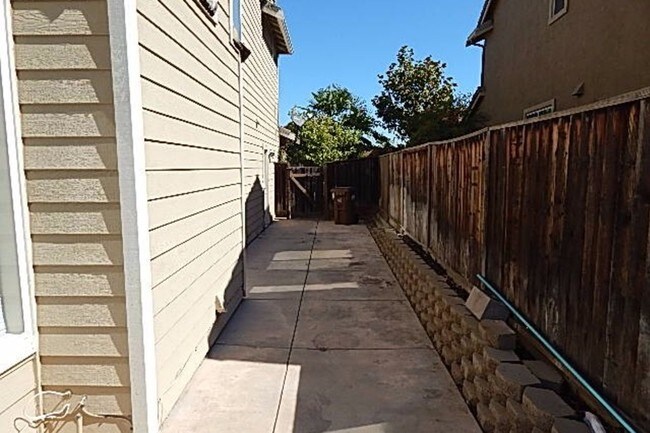 Building Photo - 5013 Ranch Hollow Way