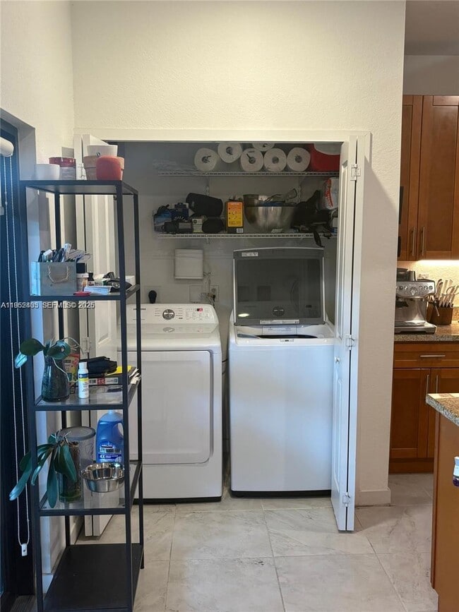 Foto del edificio - 13360 Tropical Ave