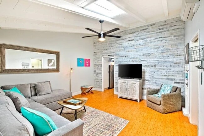 Building Photo - Comfortable and Spacious Rental Opportunity