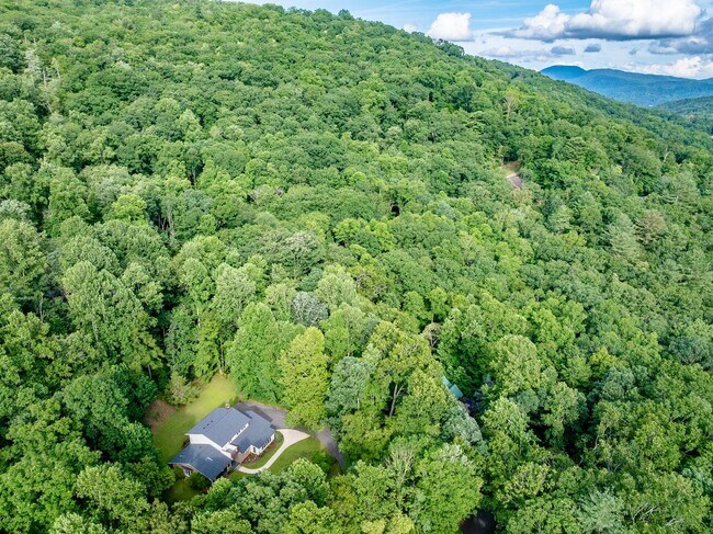 Foto del edificio - 26 Indian Knob Rd